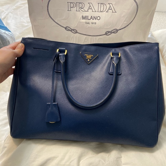 Prada bag - Picture 3 of 8